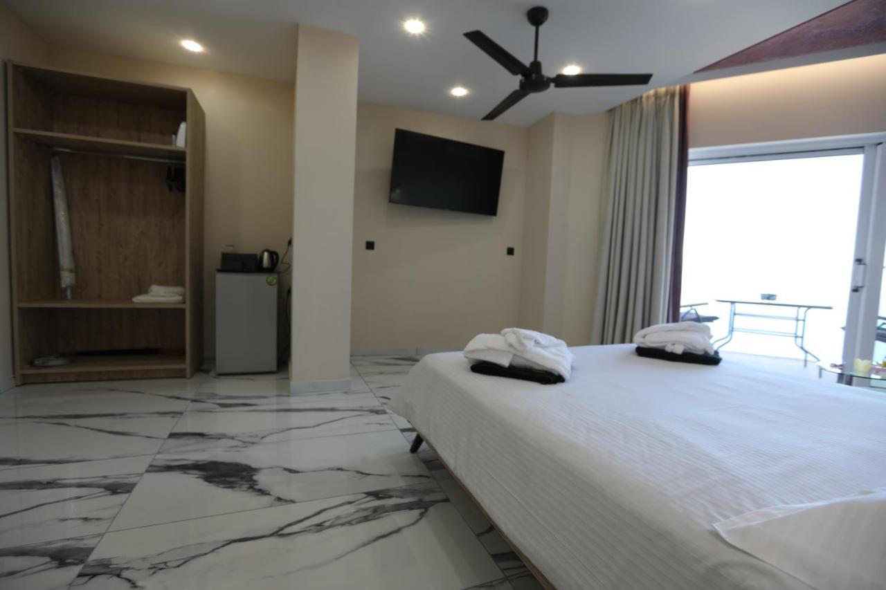 Golden Fox Studios And Suites Lákones Dış mekan fotoğraf