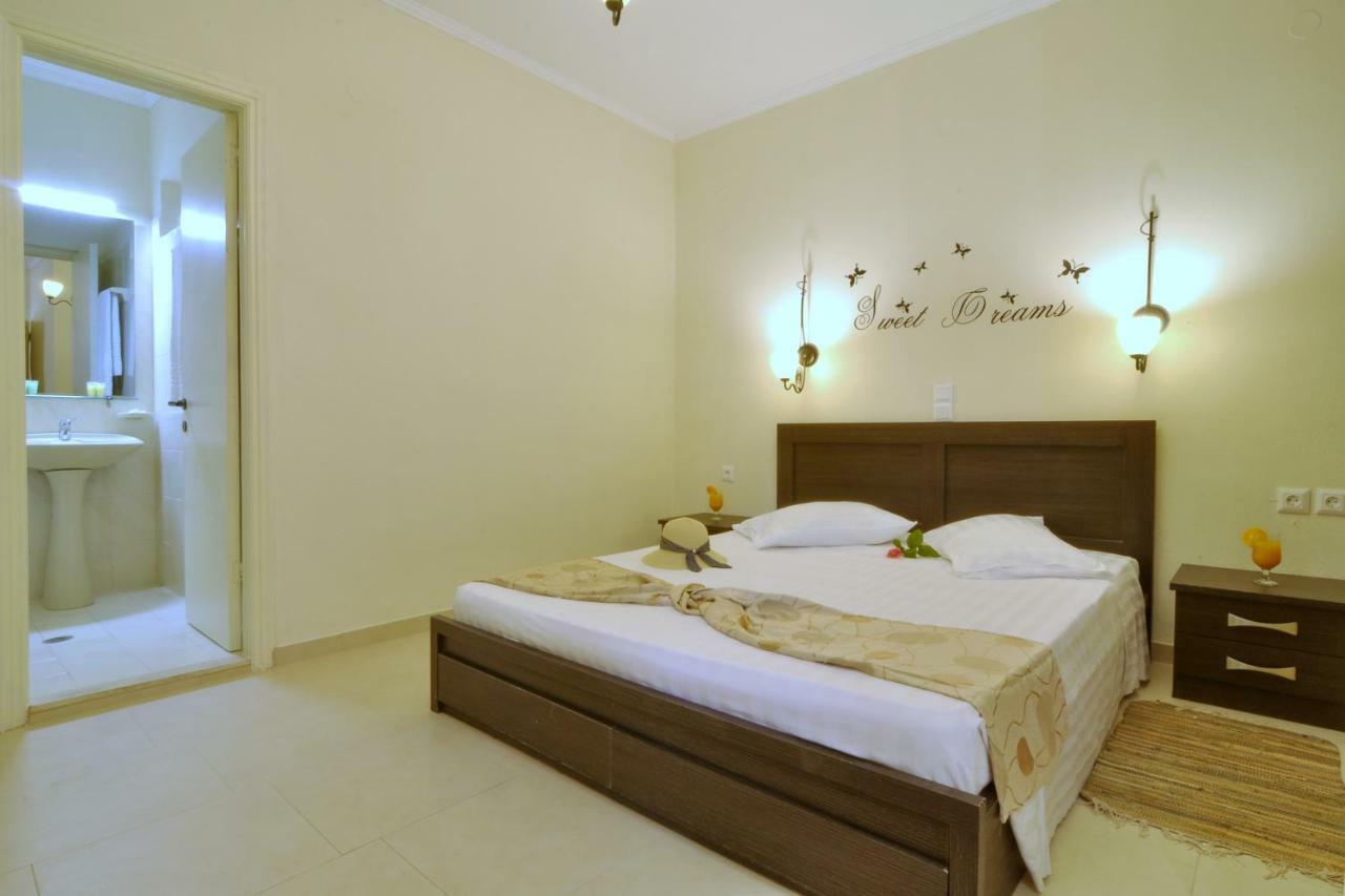 Golden Fox Studios And Suites Lákones Dış mekan fotoğraf